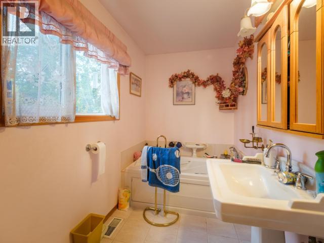 16 Deadend Road, Whitehorse South, Yukon  Y0B 1T0 - Photo 9 - 16867
